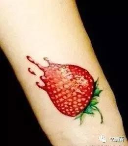 纹身女的网红吃瓜