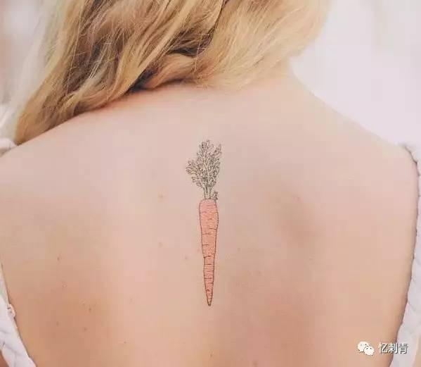 纹身女的网红吃瓜