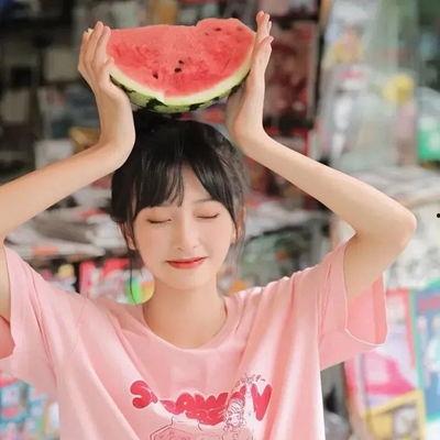 网红女孩吃瓜图像真实