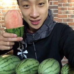 邳州网红吃小瓜事件视频,引发网友热议！