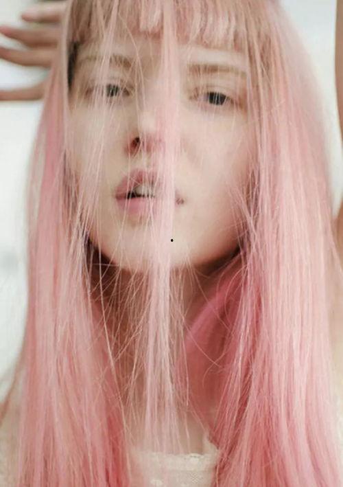 吃瓜网红黄色头发女孩