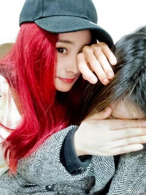 吃瓜网红黄色头发女孩