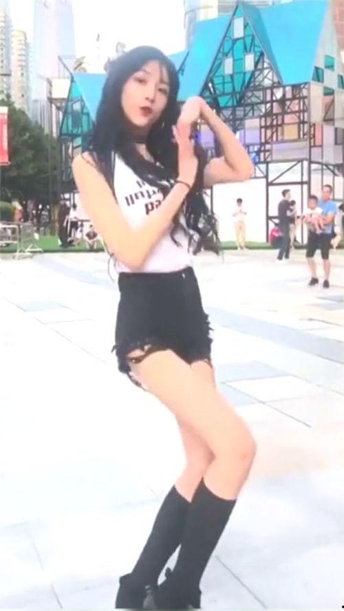 成都长腿网红吃瓜,趣味横生引网友热议