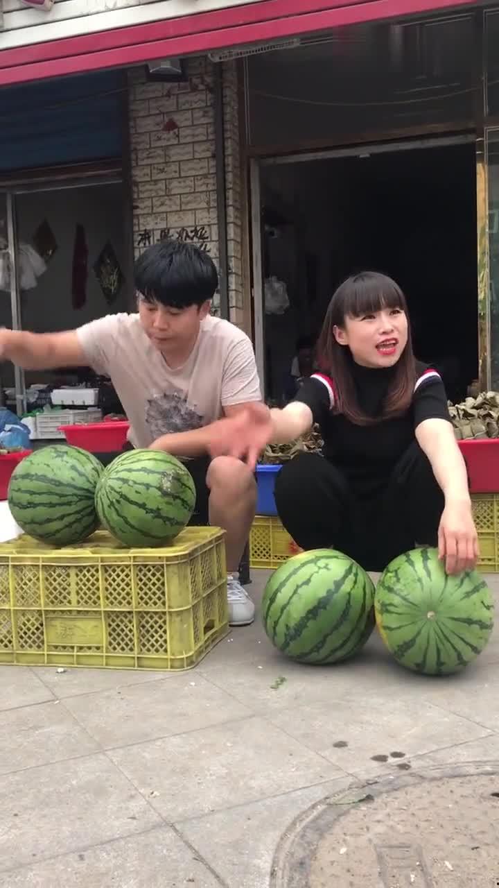 摆摊男网红吃瓜视频大全