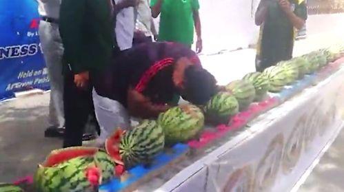 摆摊男网红吃瓜视频大全