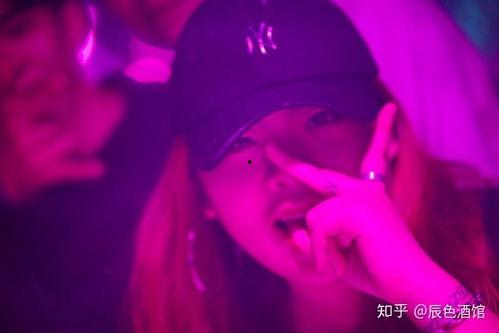 酒吧吃瓜事件网红叫什么,揭秘网红“瓜王”背后的故事