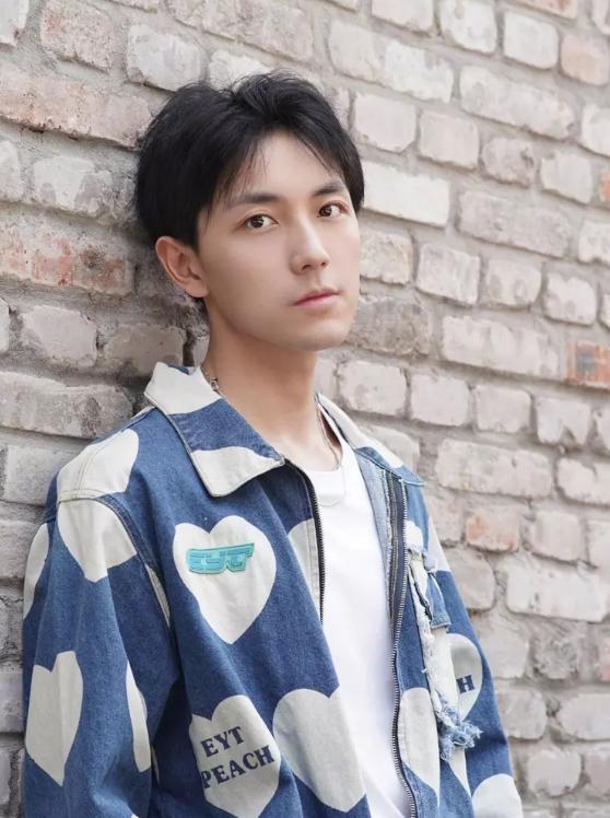 吃瓜网红图片头像男生版,揭秘吃瓜网红男生版头像背后的魅力